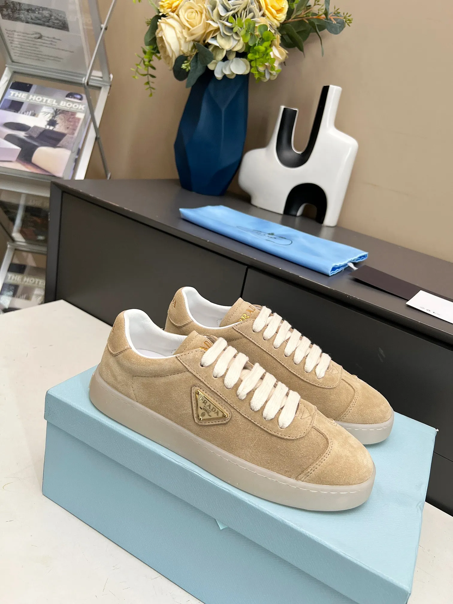 👟👟Ex-factory price 480👟👟 2024 Prada/Prada "couples" metal logo decorated Lane leather sneakers. This sneaker is fashionable and simple, showing the full integration of minimalist style and sports personality. Easy to wear and durable, artistic retro style. Leather material: original imported cowhide. Lining: sheepskin lining. Shoe logo: enamel-coated triangular metal logo. Size: 35-45 (female 41, male 45, custom-made, non-returnable).